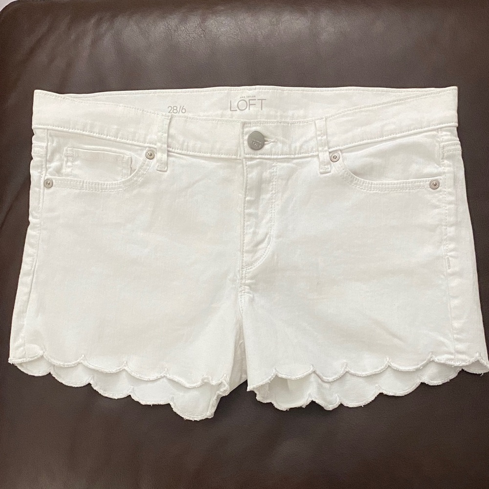 NWOT LOFT Women's White Scalloped Jean Shorts - Size 6 with 3 " inseam